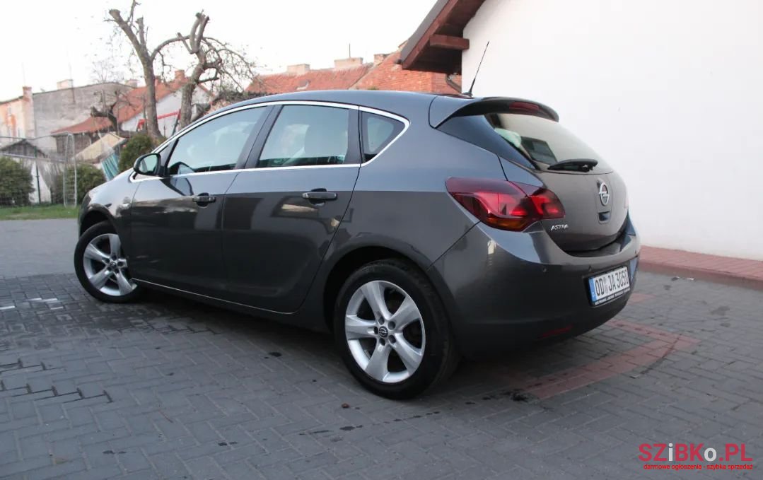 2010' Opel Astra photo #6