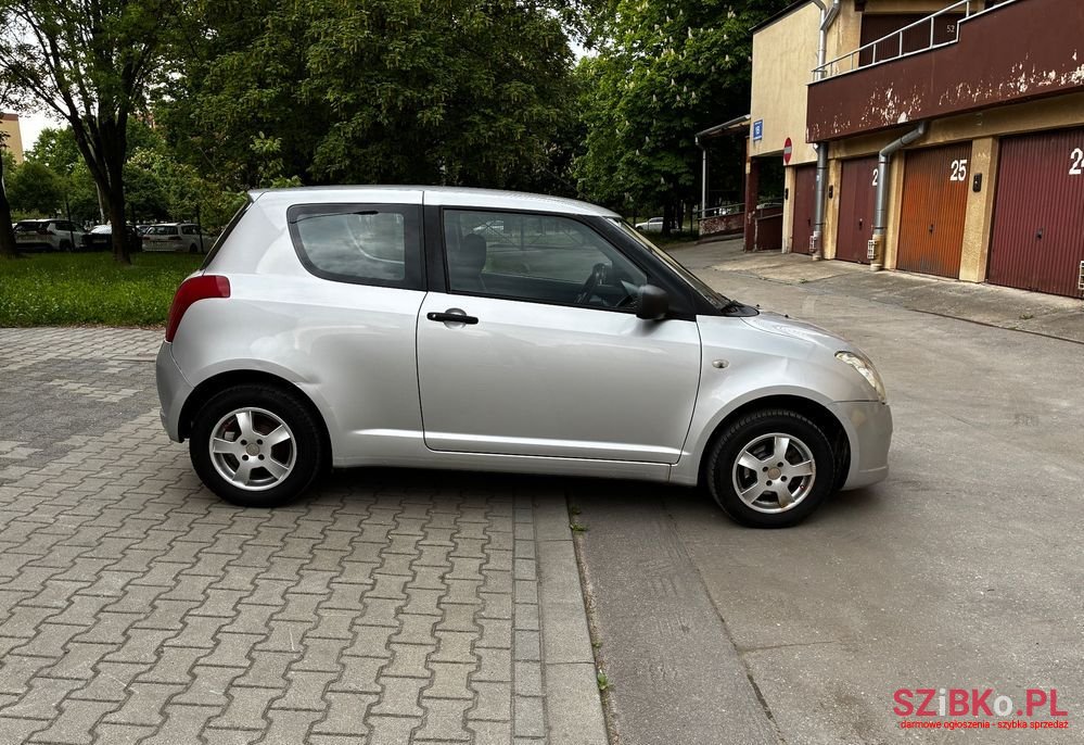 2005' Suzuki Swift 1.3 Sakura photo #5