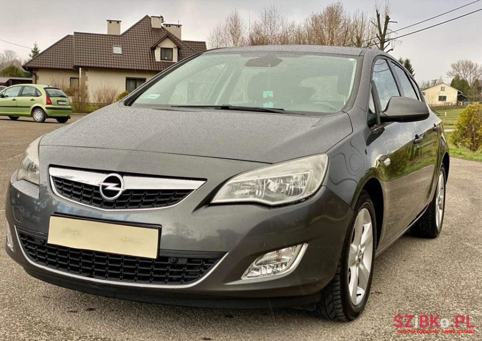 2010' Opel Astra photo #2