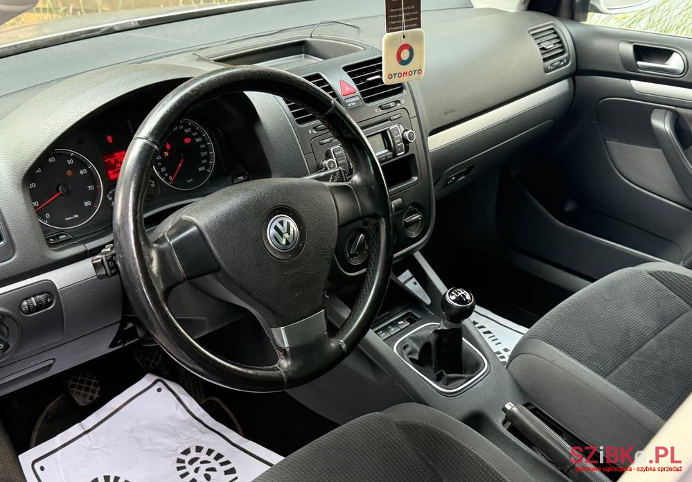 2009' Volkswagen Golf photo #5