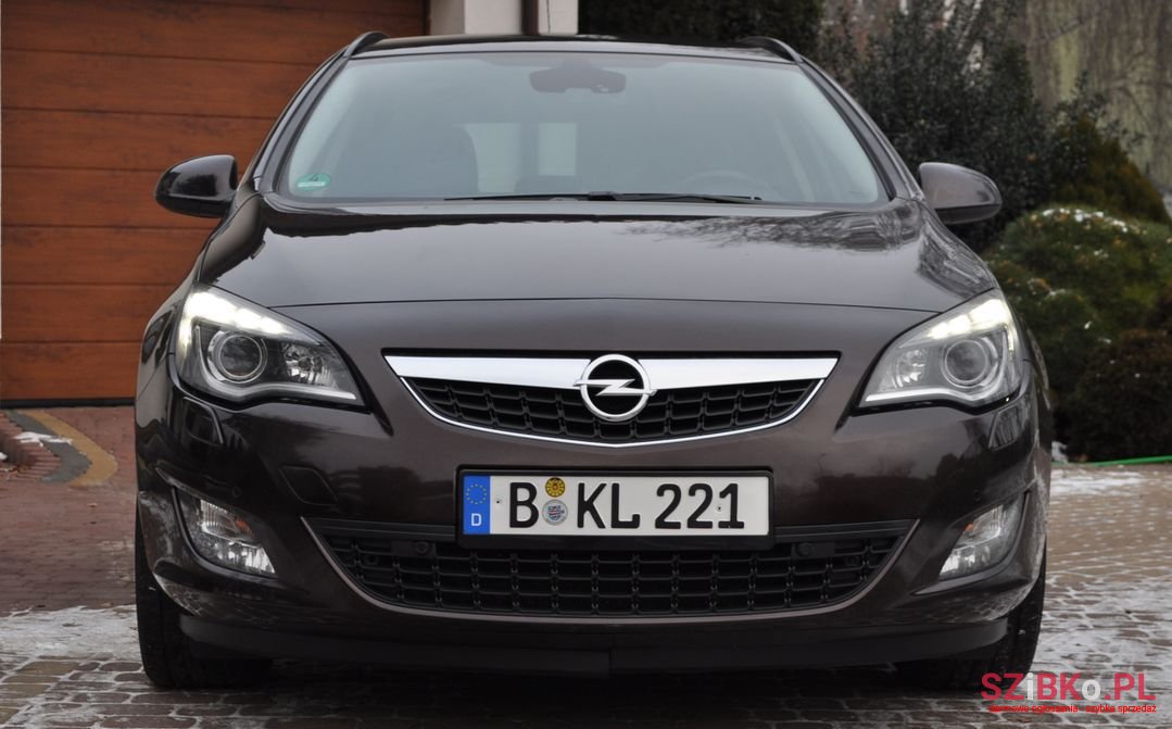 2012' Opel Astra photo #2