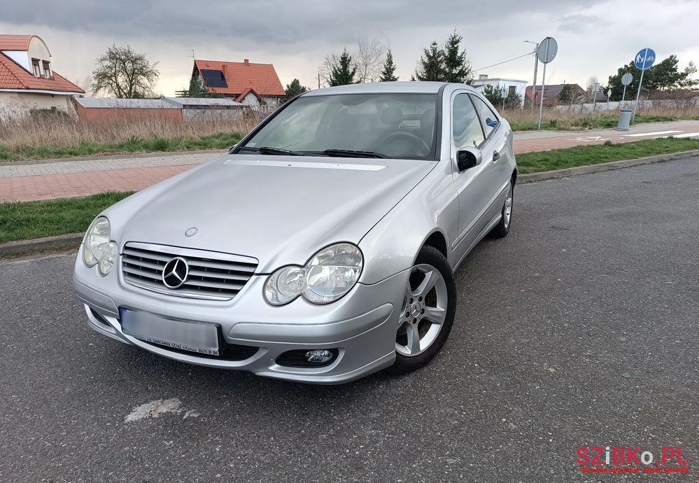 2004' Mercedes-Benz C-Class 200 Cdi photo #1