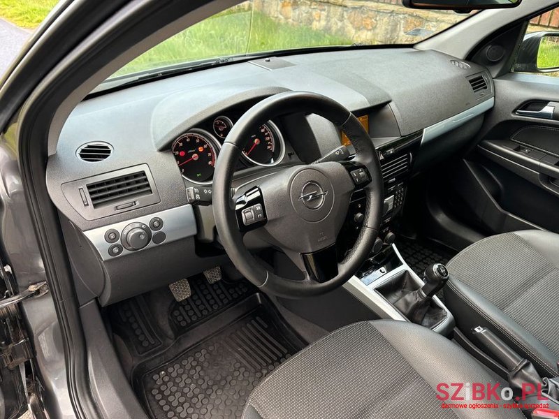 2010' Opel Astra 1.8 Caravan photo #5