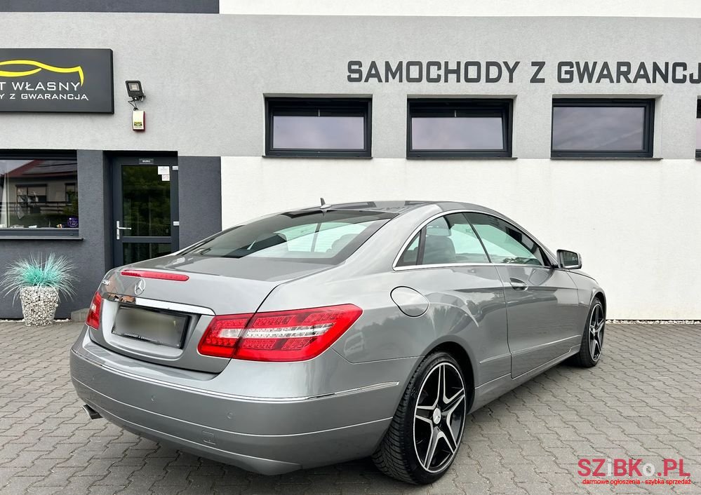 2011' Mercedes-Benz E-Class photo #3