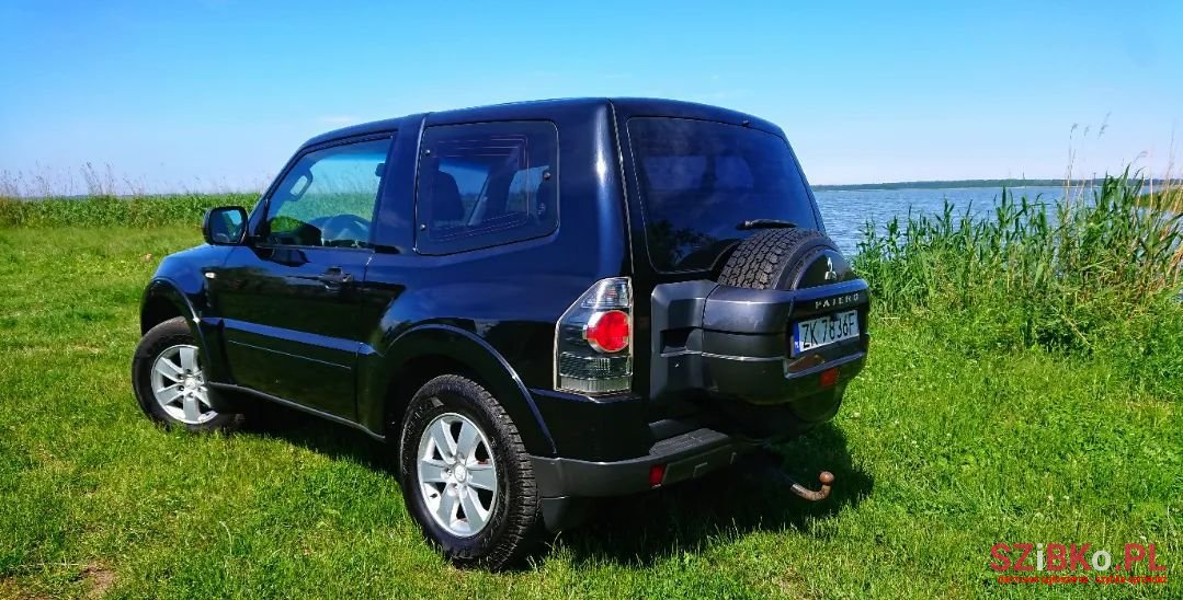 2007' Mitsubishi Pajero photo #2