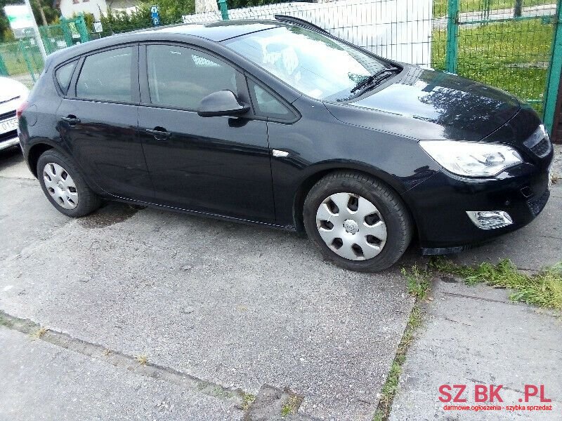 2011' Opel Astra photo #1