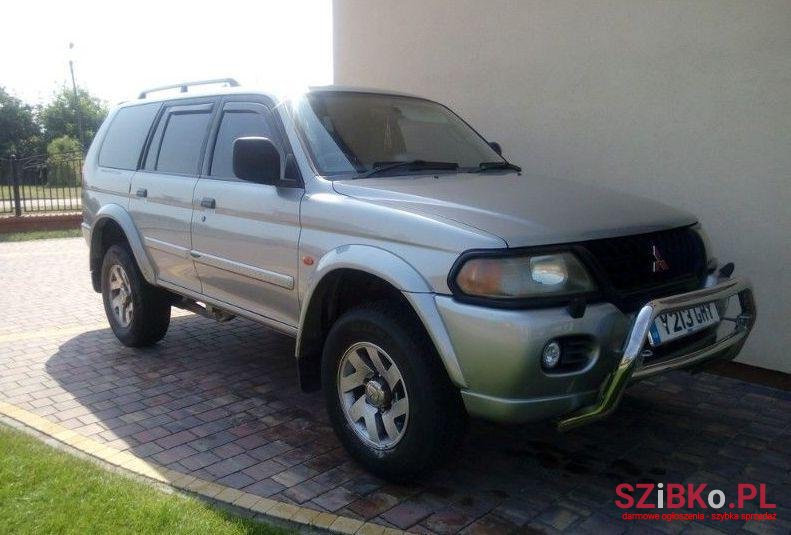 2001' Mitsubishi Pajero photo #2