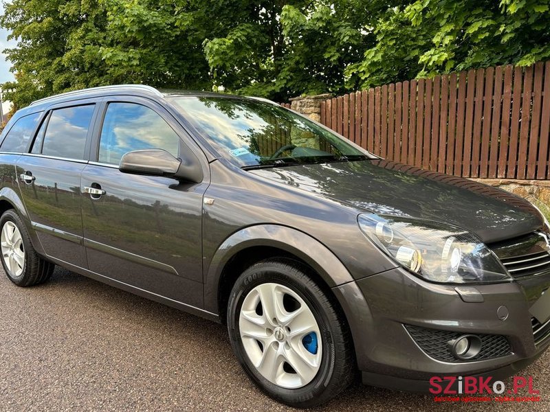 2010' Opel Astra 1.8 Caravan photo #1