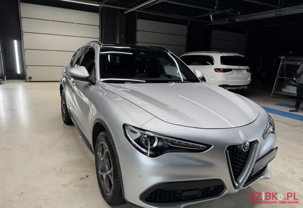 2018' Alfa Romeo Stelvio photo #5