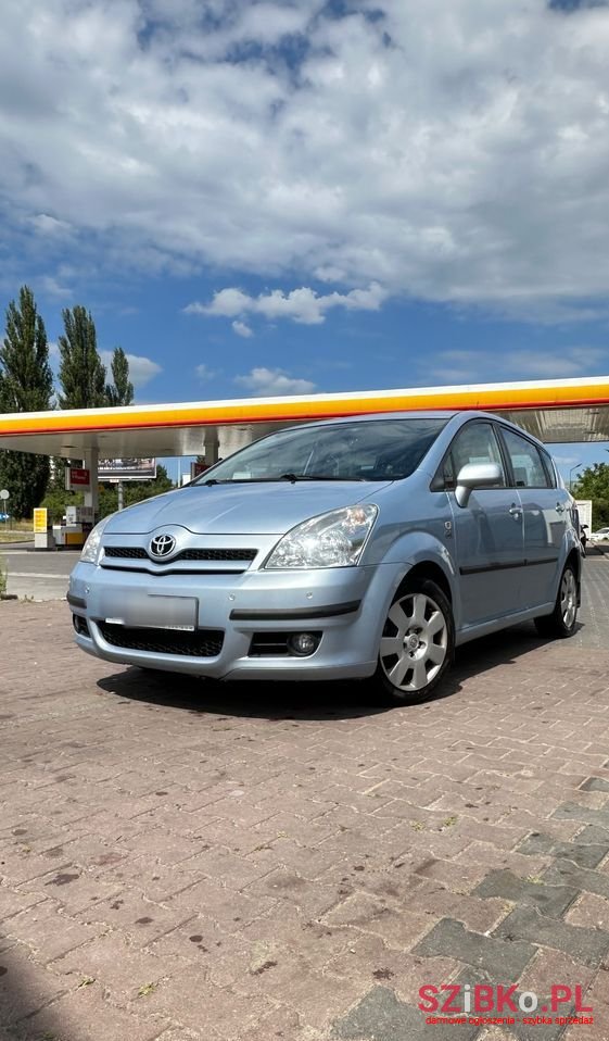 2004' Toyota Corolla Verso photo #1
