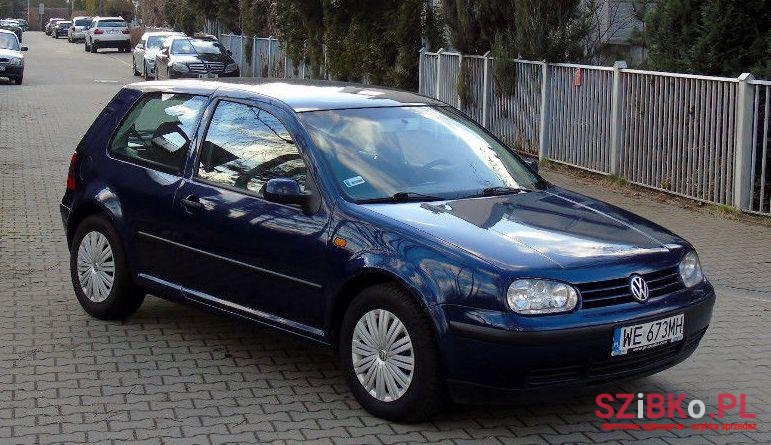 2002' Volkswagen Golf photo #2