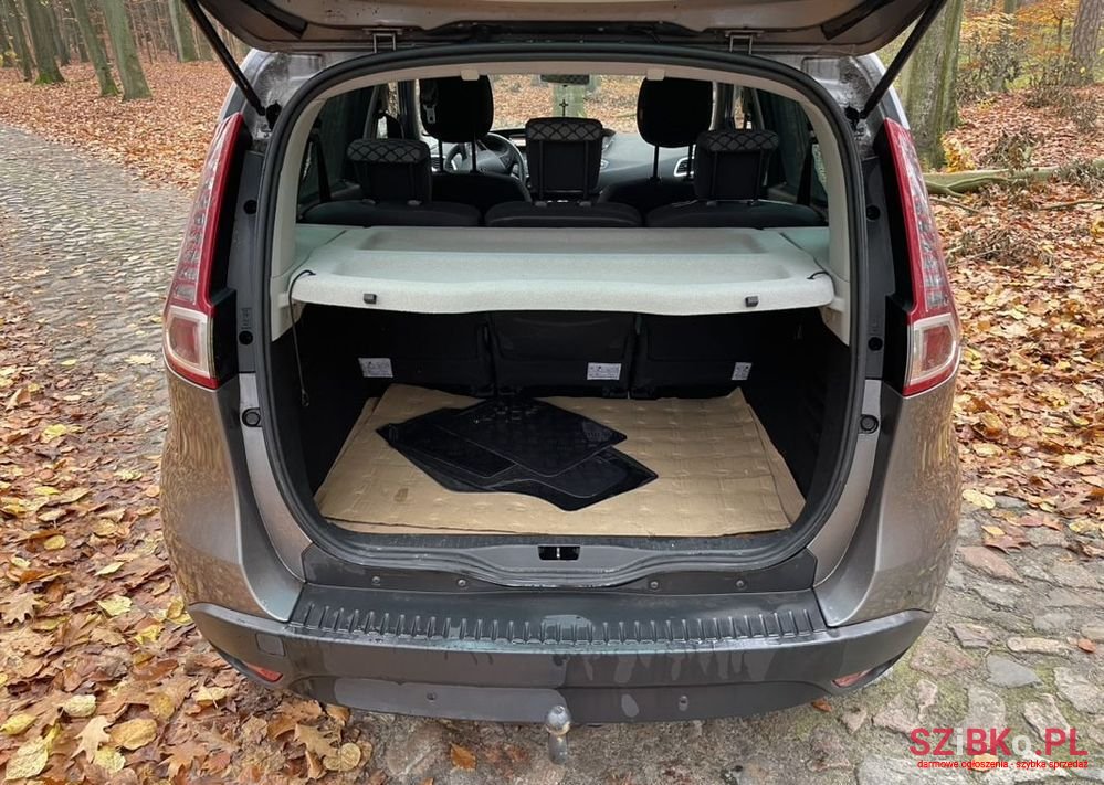 2010' Renault Scenic photo #6