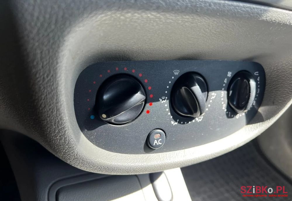 2003' Renault Thalia 1.4 Expression photo #5