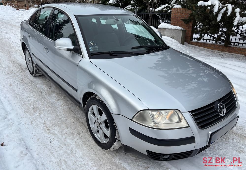 2004' Volkswagen Passat photo #2
