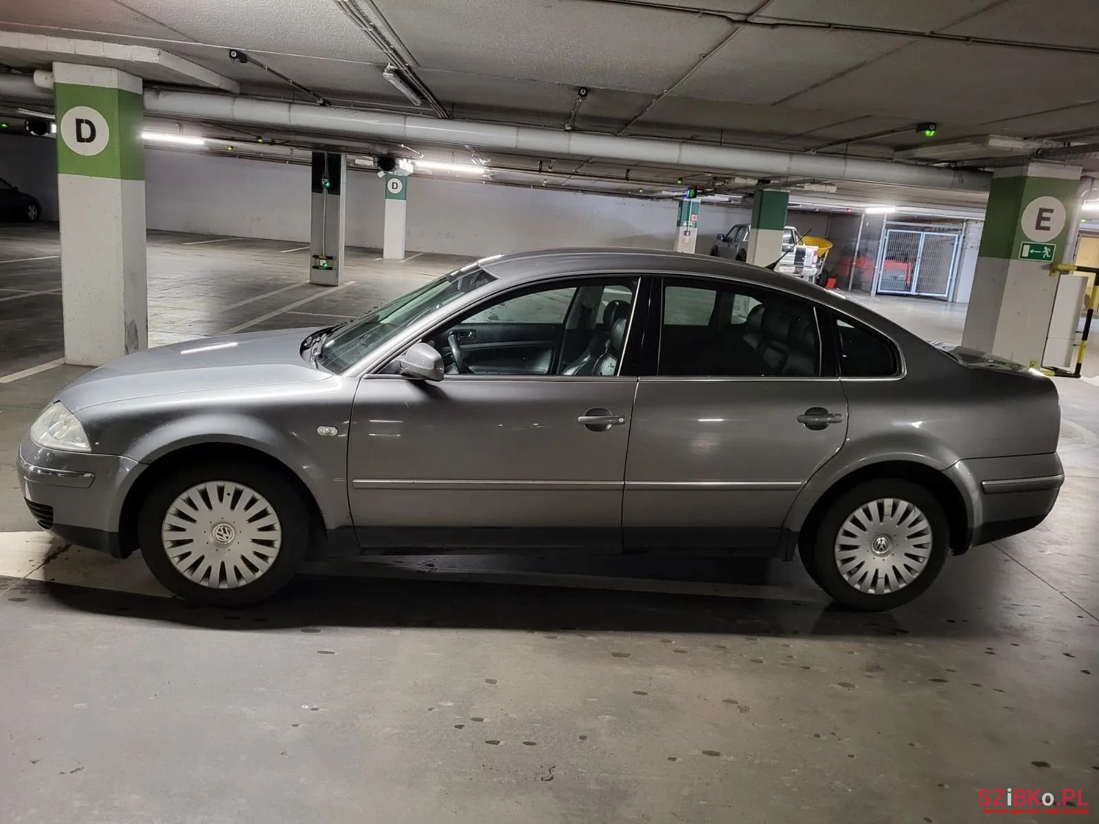 2003' Volkswagen Passat photo #2