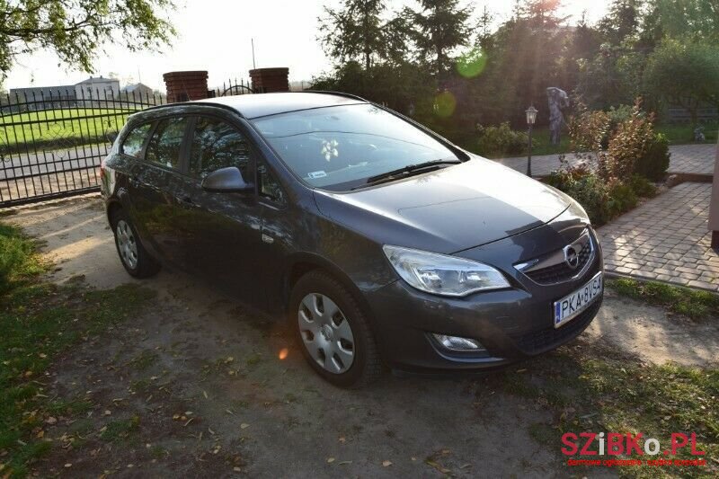 2011' Opel Astra photo #3