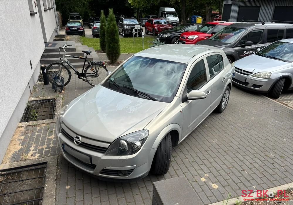 2005' Opel Astra 1.9 Cdti Cosmo photo #1