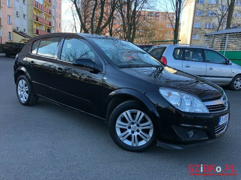 2010' Opel Astra photo #1