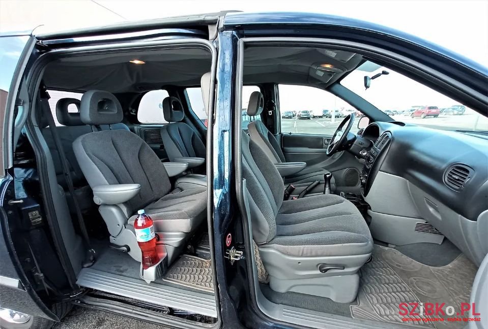 2003' Chrysler Voyager photo #4