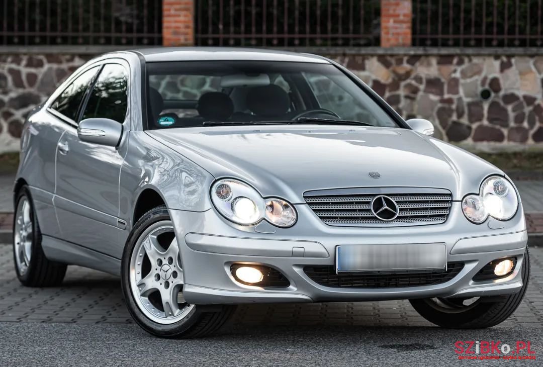 2005' Mercedes-Benz C-Class photo #2