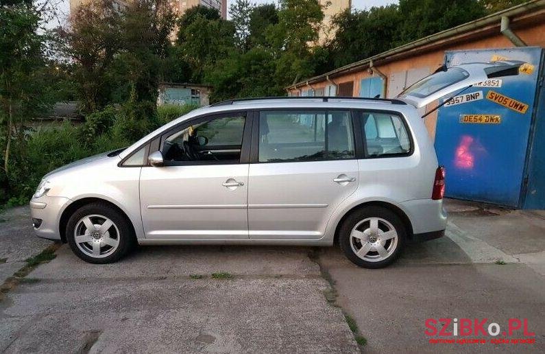 2009' Volkswagen Touran photo #1