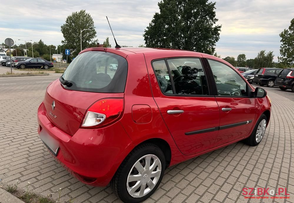 2010' Renault Clio photo #2