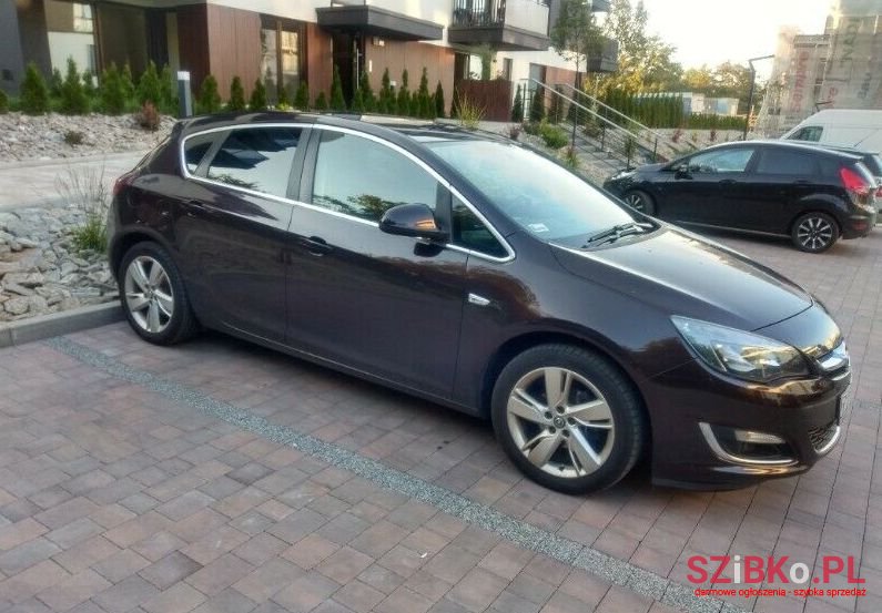 2013' Opel Astra photo #1