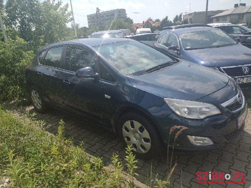 2010' Opel Astra photo #2