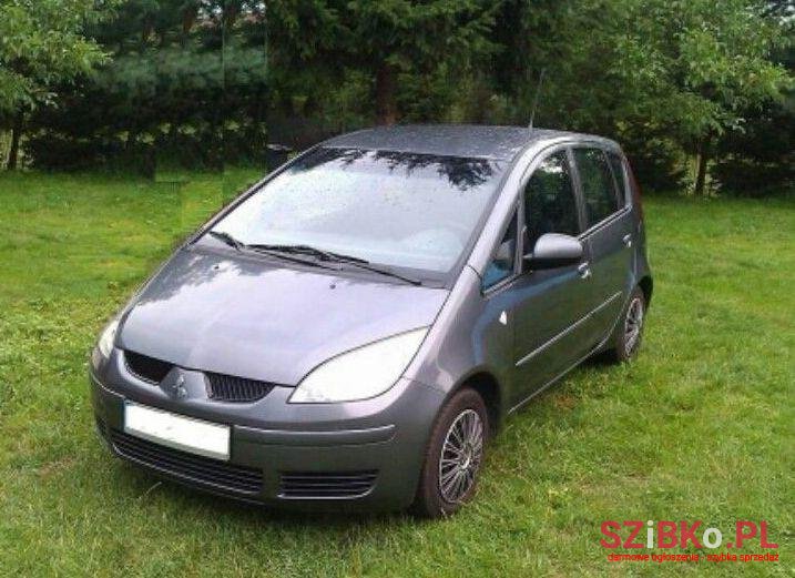 2008' Mitsubishi Colt photo #2