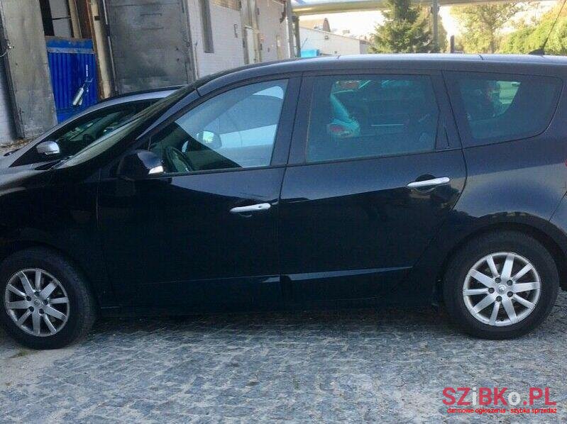 2011' Renault Scenic photo #1