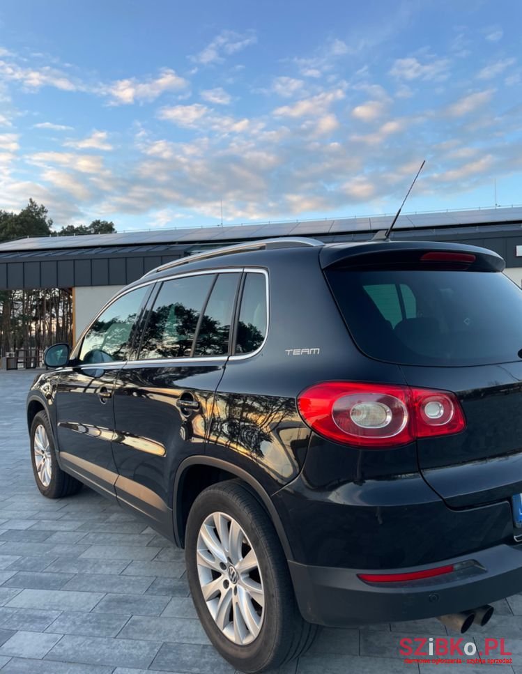 2011' Volkswagen Tiguan photo #3