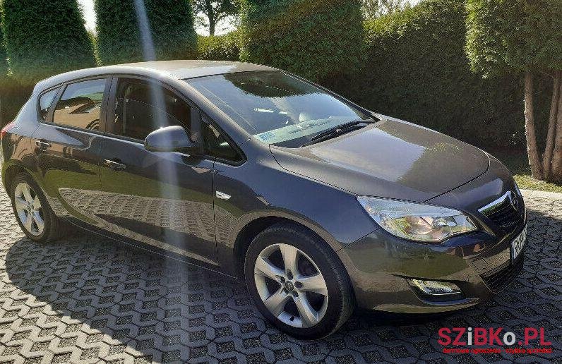 2010' Opel Astra photo #1