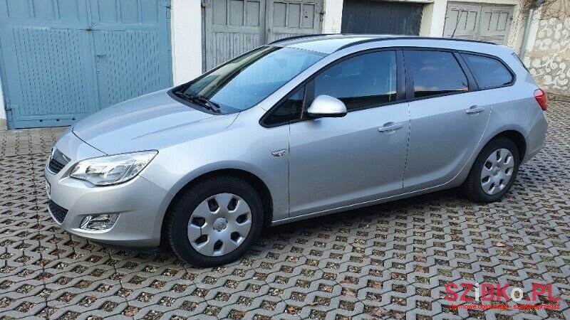 2011' Opel Astra photo #1