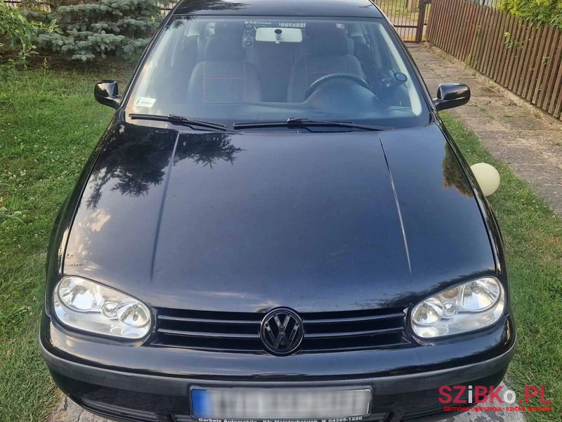 2001' Volkswagen Golf photo #1