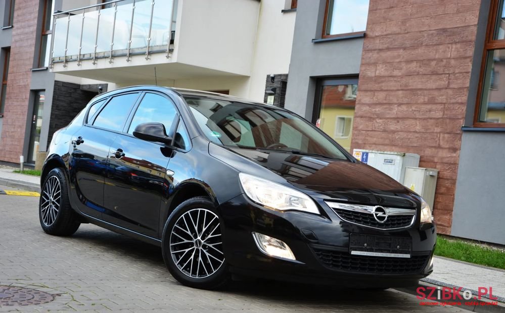 2011' Opel Astra Sport photo #5