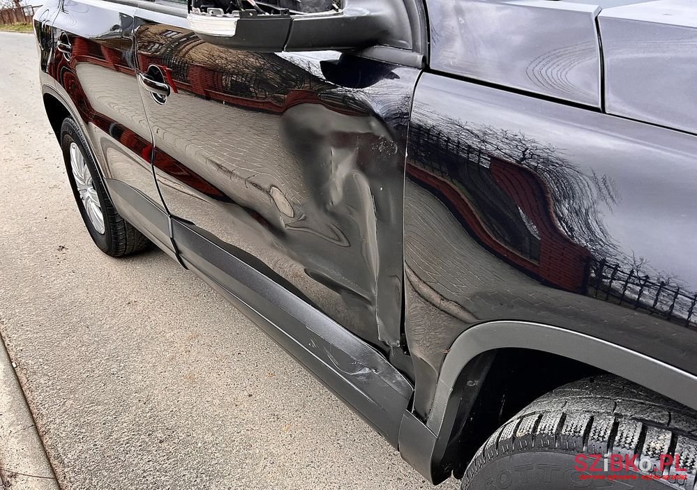 2012' Volkswagen Tiguan photo #3