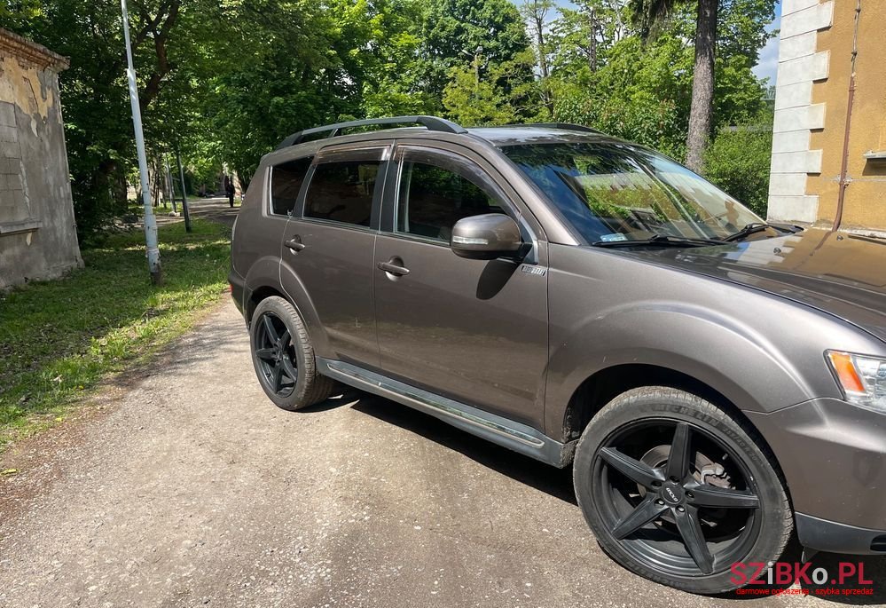 2011' Mitsubishi Outlander photo #1