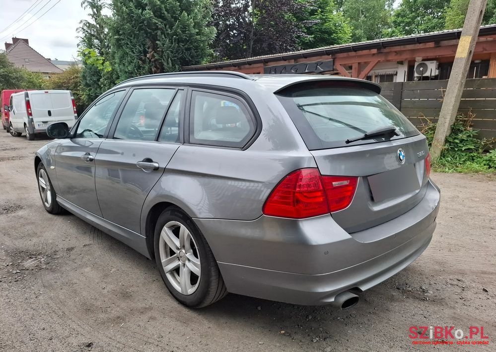 2010' BMW 3 Series 320I photo #3