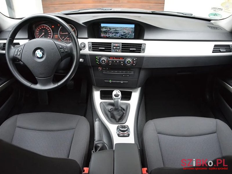 2010' BMW 3 Series 320D photo #4