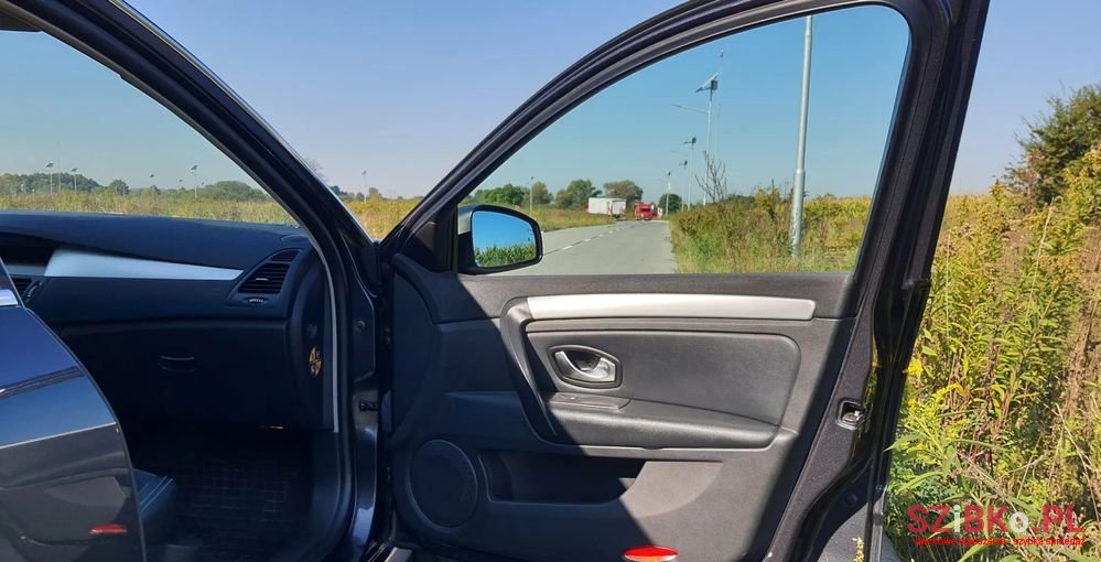 2008' Renault Laguna photo #6