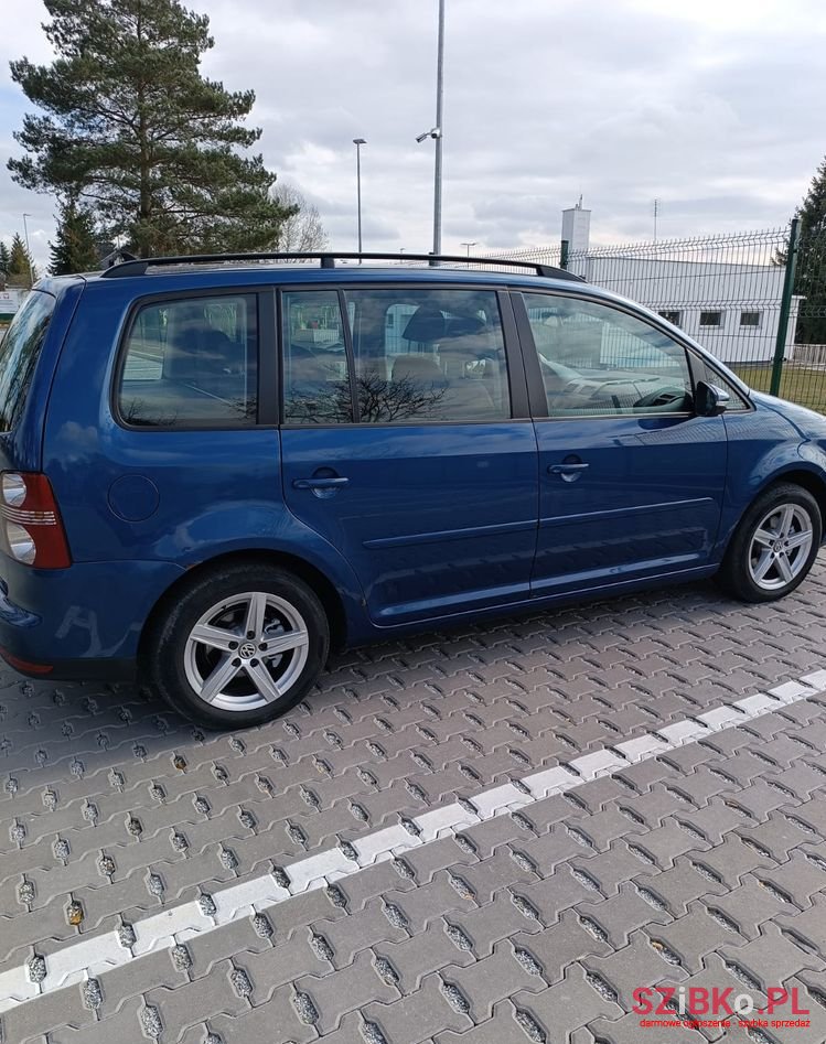 2009' Volkswagen Touran photo #1