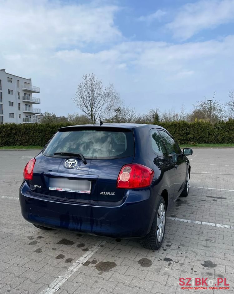 2010' Toyota Auris photo #4
