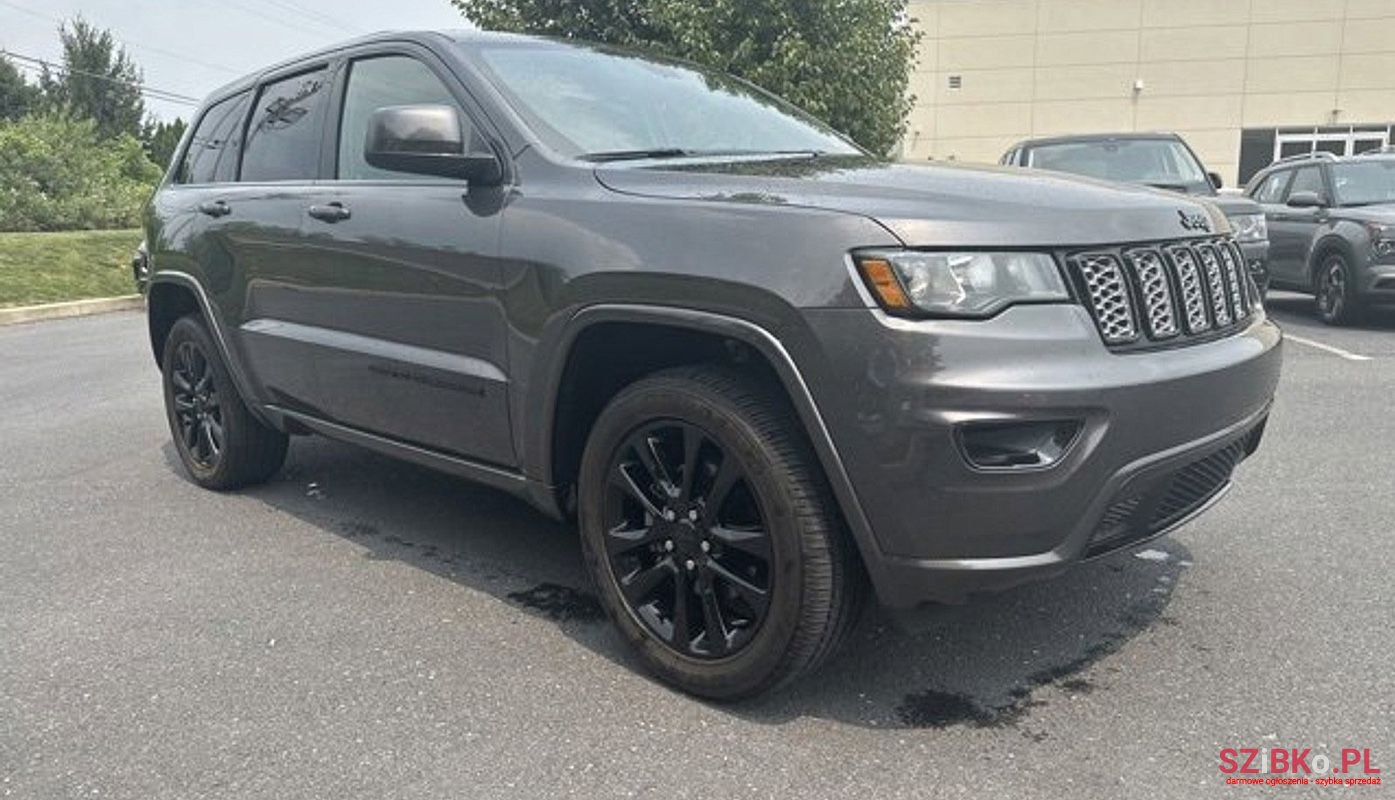 2020' Jeep Grand Cherokee photo #1