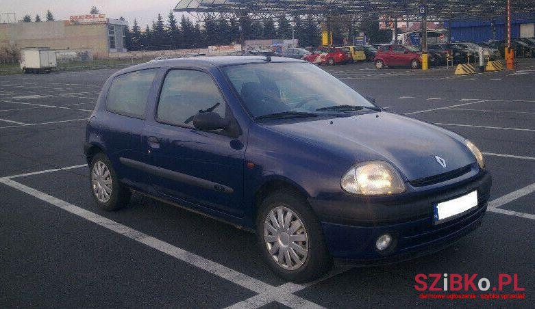 2001' Renault Clio photo #1