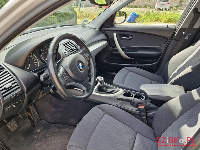 2011' BMW 1 Series 116I photo #3