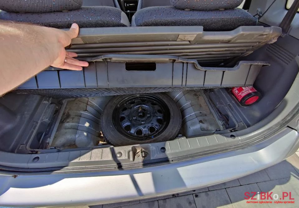 2002' Suzuki Ignis photo #5