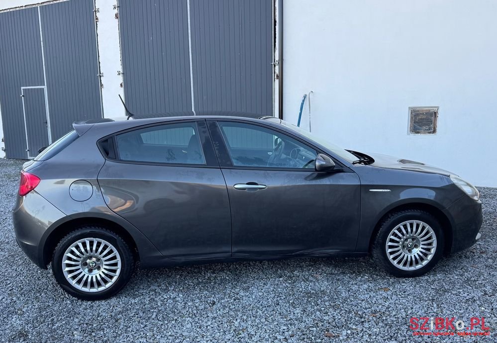 2013' Alfa Romeo Giulietta photo #6