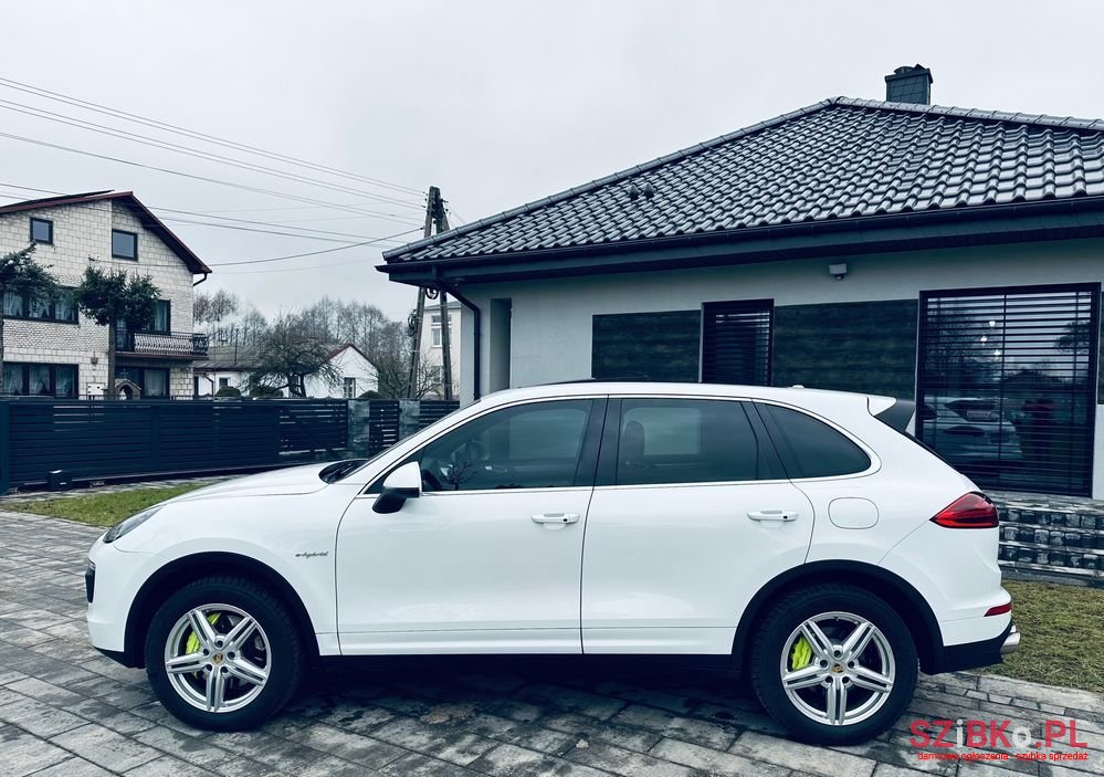 2016' Porsche Cayenne S E-Hybrid photo #2