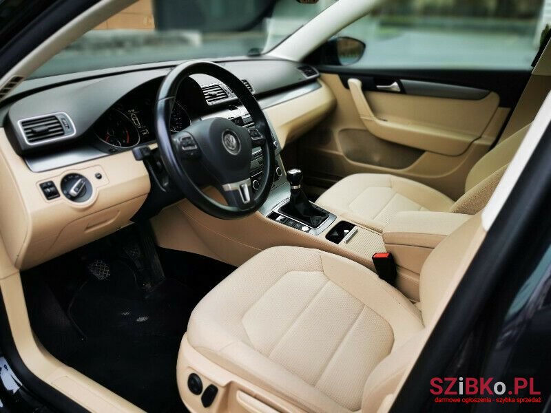 2011' Volkswagen Passat photo #2