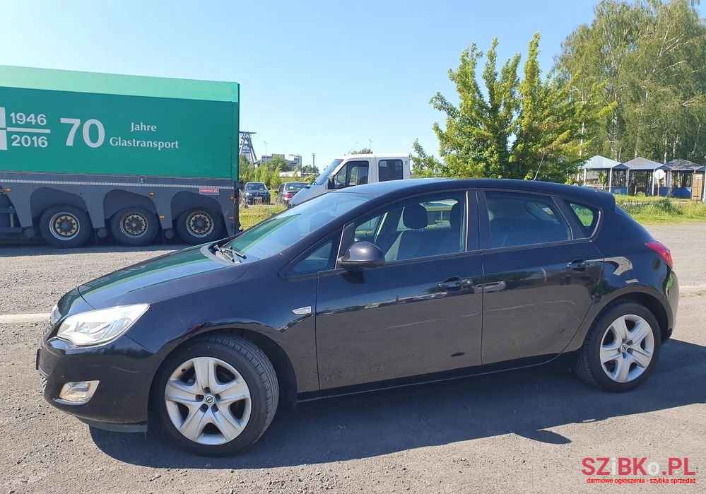 2010' Opel Astra photo #5